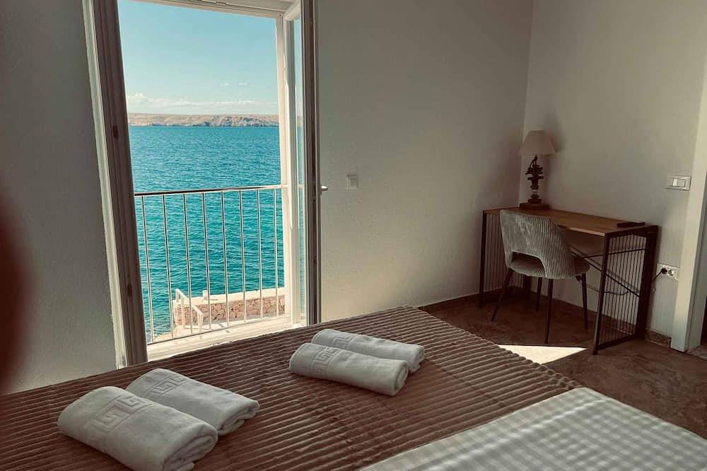 Holiday home right by the sea in Lukovo Šugarje, Kvarn land