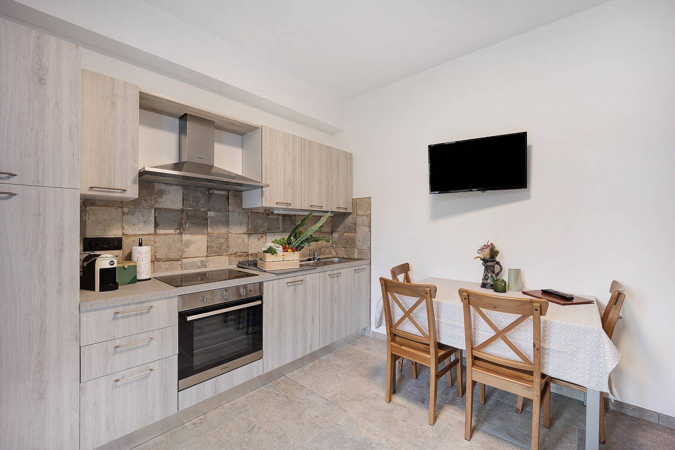 Entire apartment, Holiday Apartment "Antichi Ricordi - Da Angela" with Balcony, Shared Pool & Wi-Fi in Andora, Riviera di Ponente