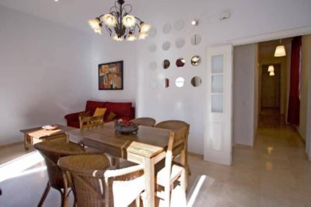 Entire apartment, Beautiful apartment in  historical recently reformed building. in Nervión, Sevilla