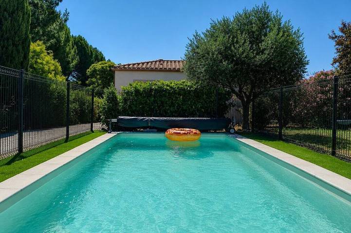Location de vacances pour 2 personnes, avec jardin ainsi que piscine et terrasse à Villemoustaussou