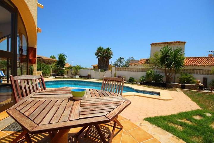 Chalet para 6 personas, con Terraza además de Jardín y Piscina en Benicolada