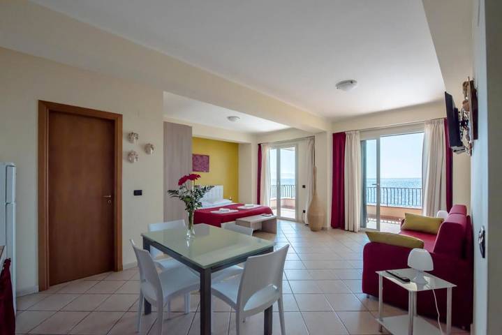 B&b per 7 persone, con Balcone e Terrazza nonché Panorama a Santa Teresa di Riva