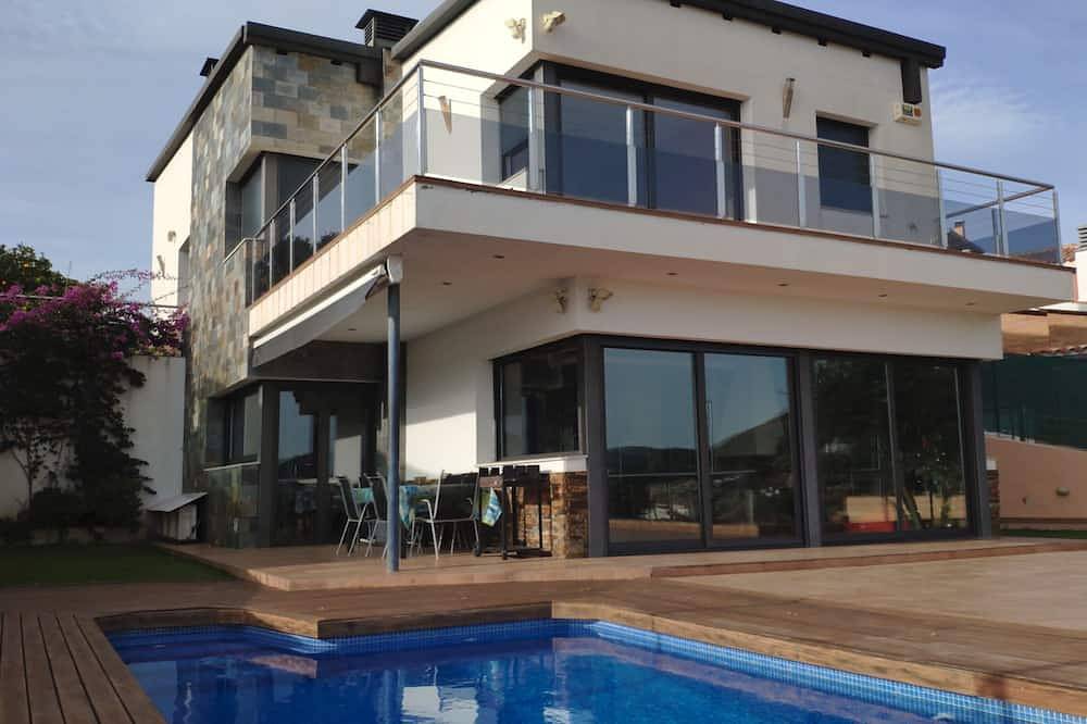 Villa in ruhiger Lage, mit Pool, um Ihren besten Urlaub zu genießen in Calella, Costa del Maresme