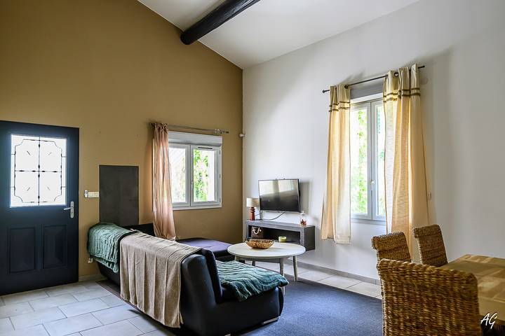 Authentic Cottage with Terrace and Private Garden in Languedoc in Bernis, Middelhavskysten (Frankrig)