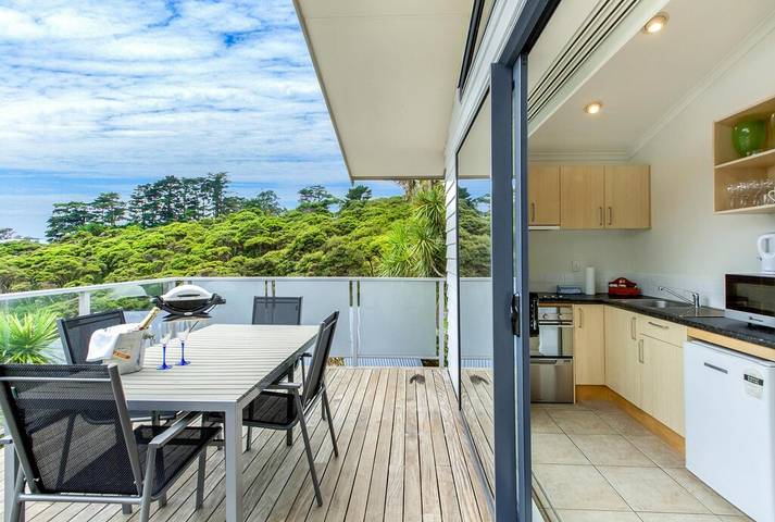 Holiday apartment for 4 people, with hot tub and balcony in Waiheke Island