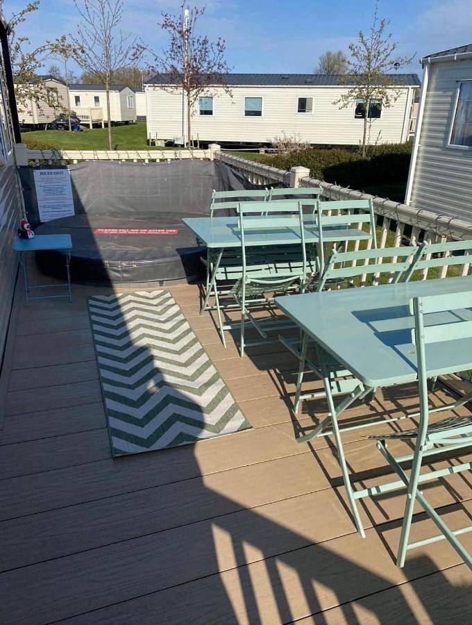 Camping for 8 people, with hot tub and pool as well as terrace in East Midlands