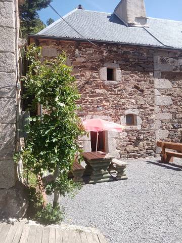 Gîte pour 4 personnes, avec terrasse ainsi que jardin et piscine à Chirac