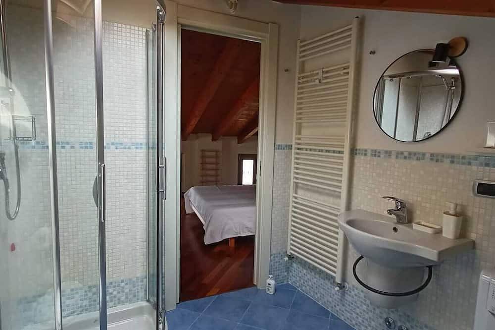 Ganze Wohnung, Two-room apartment in the historic center, wonderful view of lake and mountains. in Lovere, Iseosee