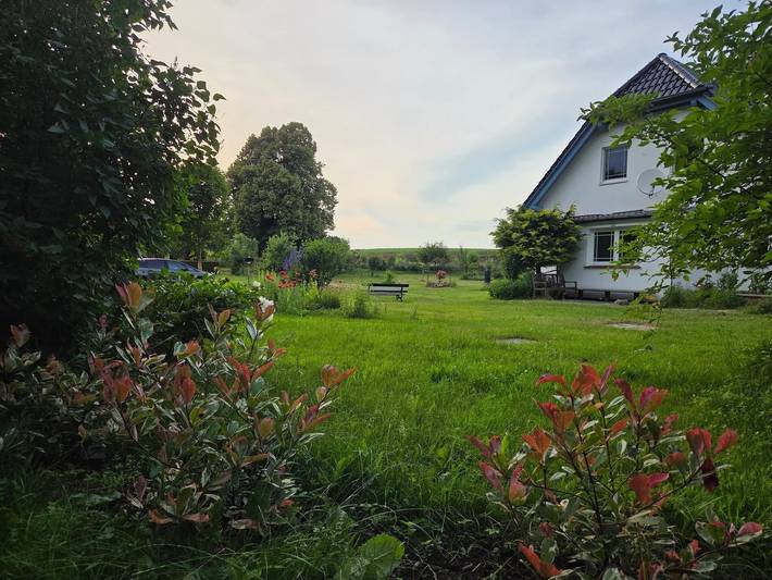 Villa Wiese - Gemütliches Ferienzimmer "Störtebecker" mit Gartenblick in Katzow, Vorpommern Greifswald