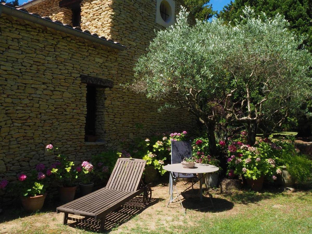 Stone House near Châteauneuf-du-Pape Vineyards in Bédarrides, Vaucluse