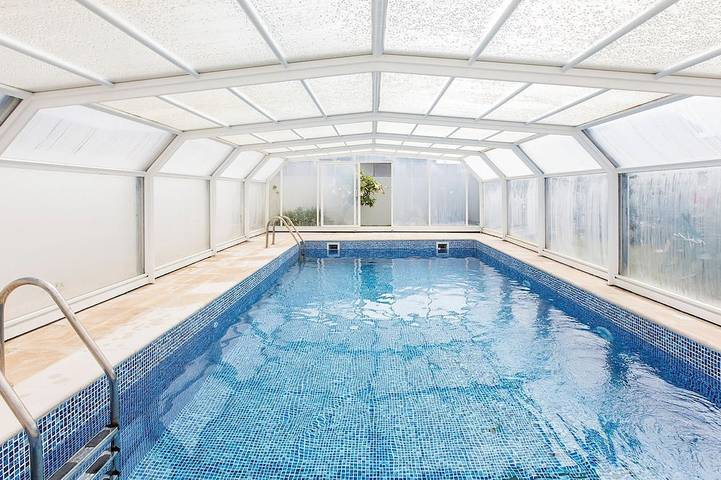 Ferienhaus für 6 Personen, mit Garten und Pool sowie Balkon
