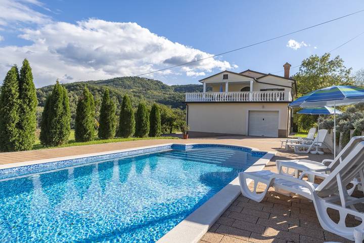 Ferienwohnung für 4 Personen, mit Balkon/Terrasse und Pool in Buzet