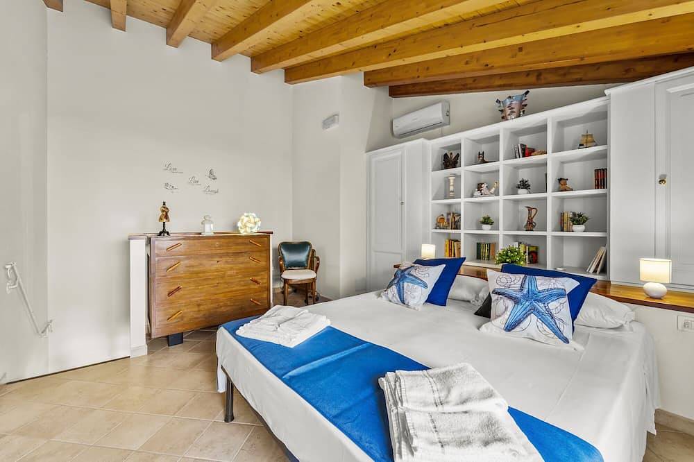 Holiday Home \"Sweet Dream House\" with Private Terrace & Wi-Fi in Carloforte, Carbonia-Iglesias Province