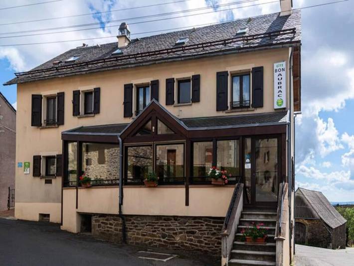 Gîte pour 12 personnes, avec terrasse et piscine à Les Hermaux