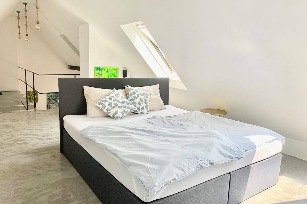 Entire apartment, Beautiful attic-apartment in Munich Moosach, Munich