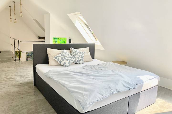Ganze Wohnung, Schöne Dachgeschoss-Maisonette Wohnung modern eingerichtet und top Infrastruktur in München Moosach, München