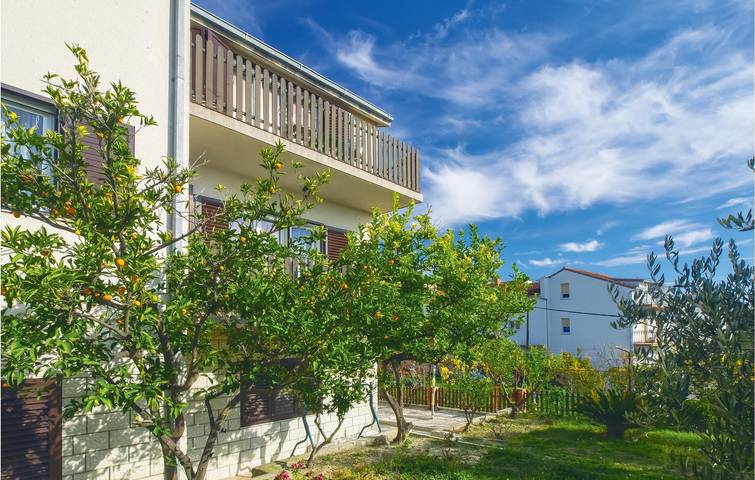 Apartamento vacacional entero, Acogedor apartamento de 2 dormitorios con terraza, aparcamiento y a 2,5 km de la playa de Strobec in Podstrana, Condado de Split-Dalmacia