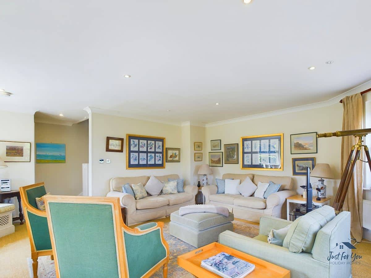 Solent Landing No. 16: Beach Retreat in Bembridge, Isle of Wight