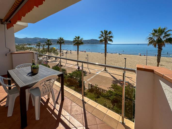 Entire apartment, Holiday apartment for 6 people with terrace in Platja de Sant Margarida (Roses), Roses