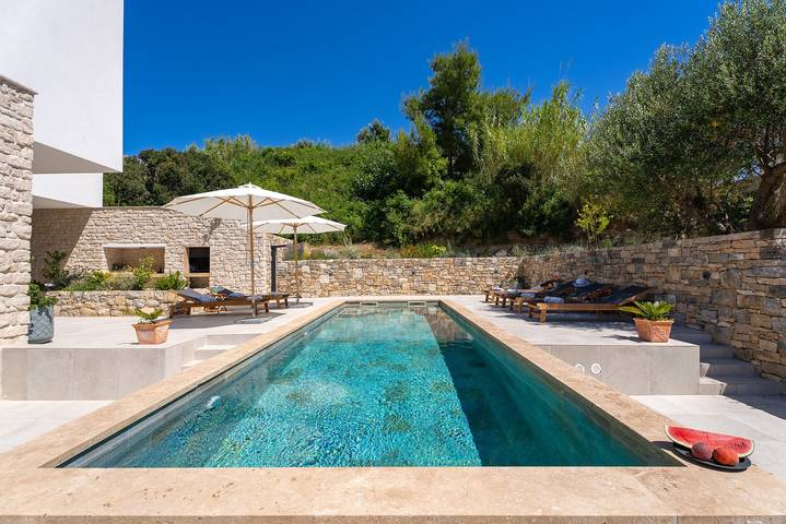 Deluxe Villa Praska with private pool,Sauna,1km to Beach in Grljevac (Podstrana), Podstrana