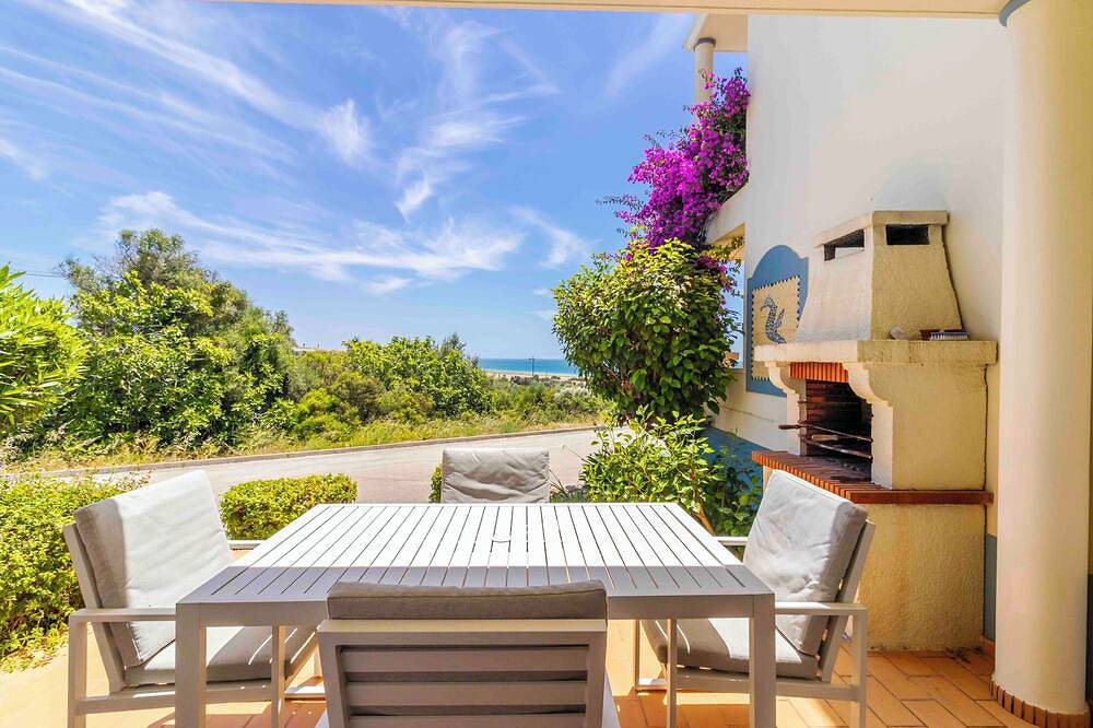 Cozy quiet cottage at the Meia Praia beach, close to the village of Lagos in Lagos, Faro Distrikt