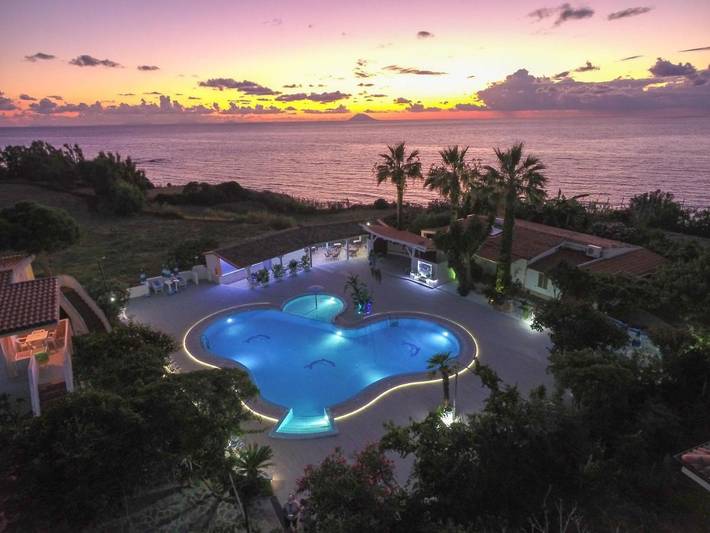 Apartahotel para 4 personas, con piscina y jardín en Calabria
