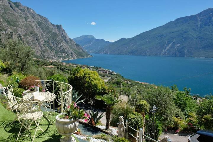 Location de vacances pour 2 personnes, avec Balcon et Terrasse ainsi que Jardin et Vue sur le lac à Limone sul Garda
