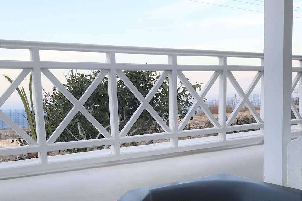 Appartement entier, Muses Cycladic Suites - Two-Bedroom Apartment Partial Sea view&Seasonal Hot Tub in Oia, Santorin