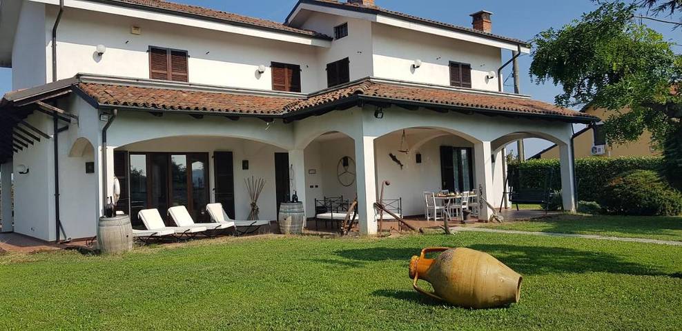 Location de vacances pour 9 personnes, avec jardin à Tigliole