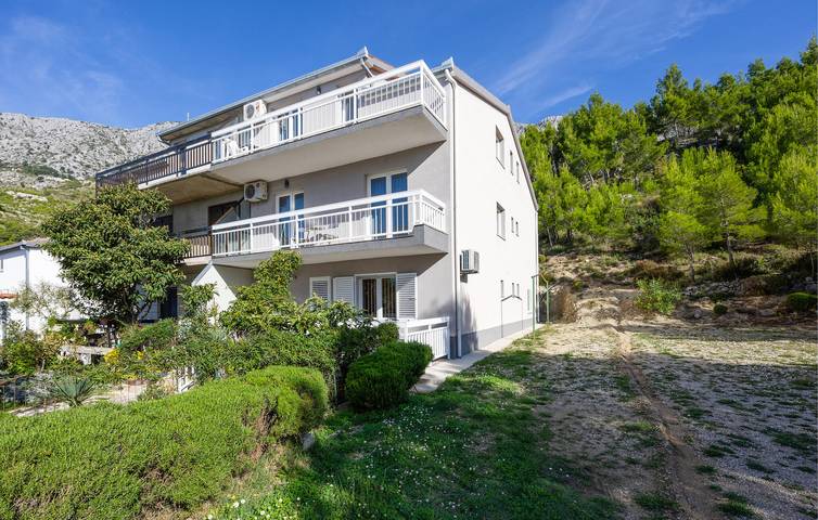 Ganze Ferienwohnung, Terrassen-Apartment am Strand mit WiFi und Parkplatz. in Lokva Rogoznica, Omis-Riviera