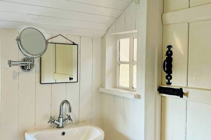 Mersea Anchorage Cottage | Estuary Views in Mersea Island, Colchester