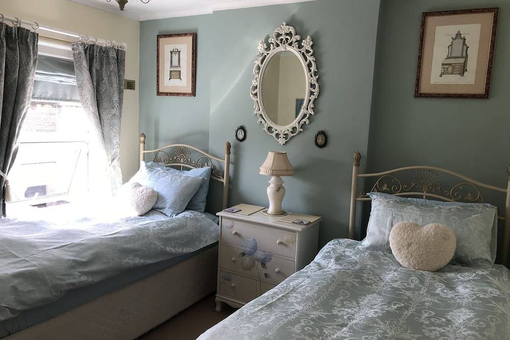 Sweet Victorian Cottage, Two Minutes from High St., Very Special, Lovely Energy in Glastonbury, Somerset