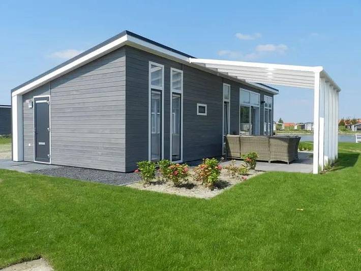 Vakantiehuis voor 4 personen, with uitzicht op het meer and terras as well as tuin in Wemeldinge