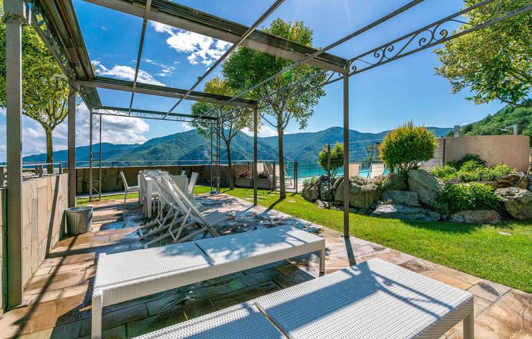 Accogliente appartamento con piscina e terrazza, a 200 m dal ristorante a Magliolo in Magliolo, Alpi Liguri