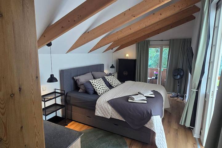 Built in 1920, a house with a two-story sunroom, just a short drive from the North Sea in Ostrohe, Heide y sus alrededores