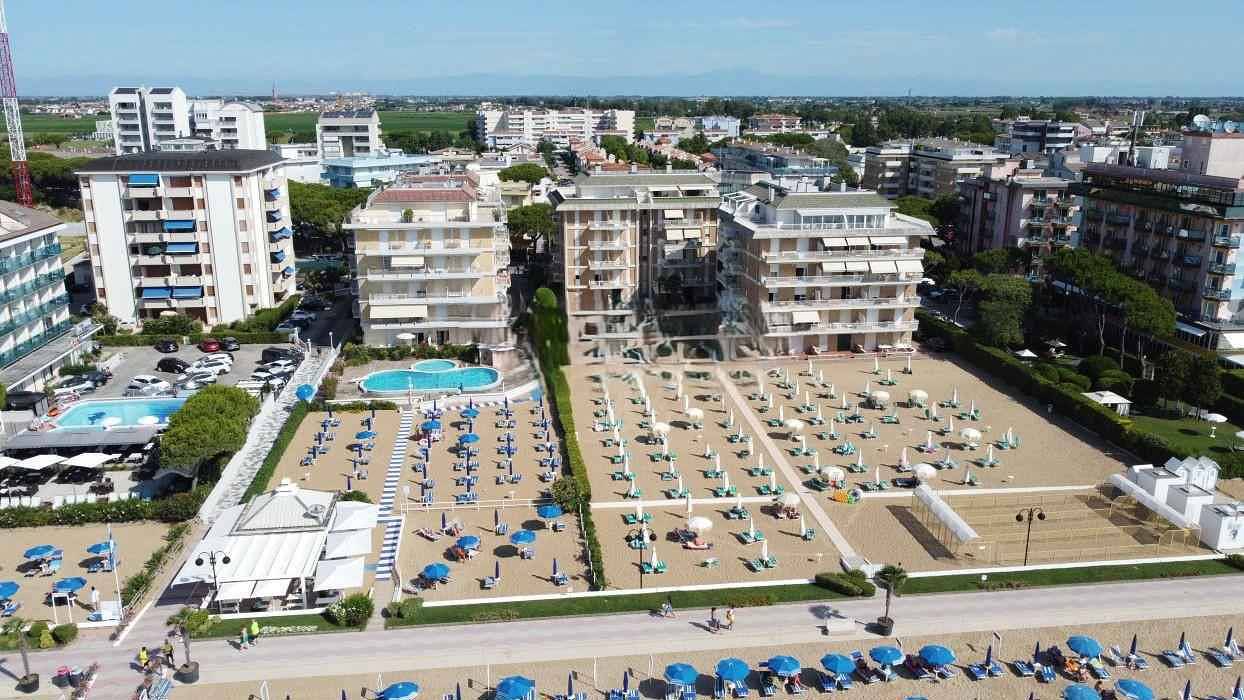 Entire studio, Studio with air conditioning and balcony with side sea view in Lido di Jesolo, Jesolo