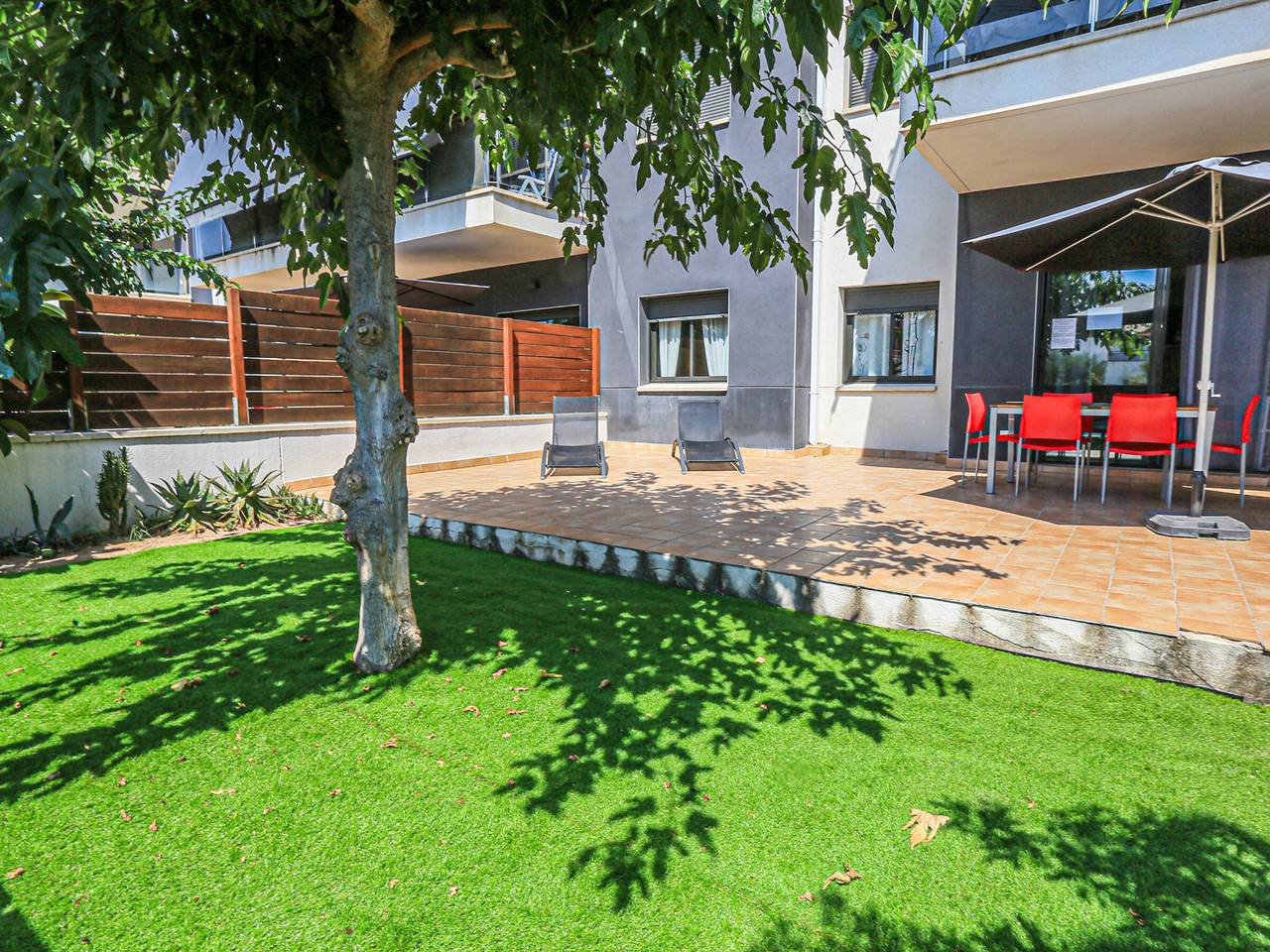 Entire apartment, Beachfront Apartment for 6 with Private Terrace, Garden & Pool Access in Cambrils, Costa Dorada