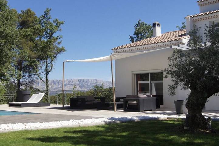 Location de vacances pour 8 personnes, avec jardin et sauna à Belcodène