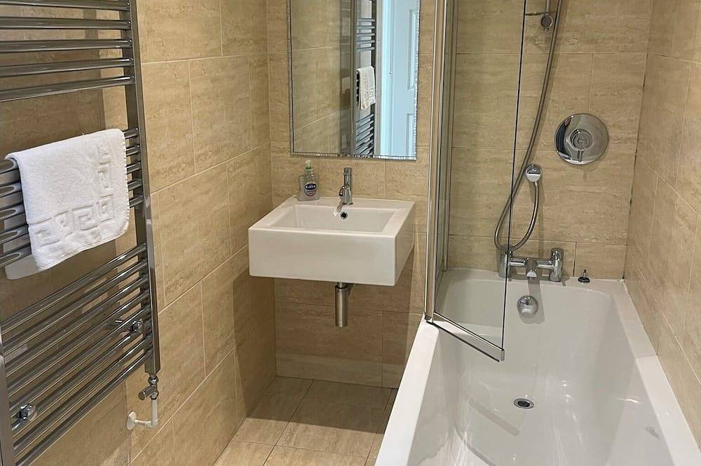 Entire apartment, Lovely, light and spacious Ground Floor Apartment With Terrace in St.Ives in St. Ives, Cornwall