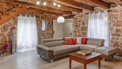 Gîte pour 4 personnes, avec jardin ainsi que terrasse et piscine à Teillots