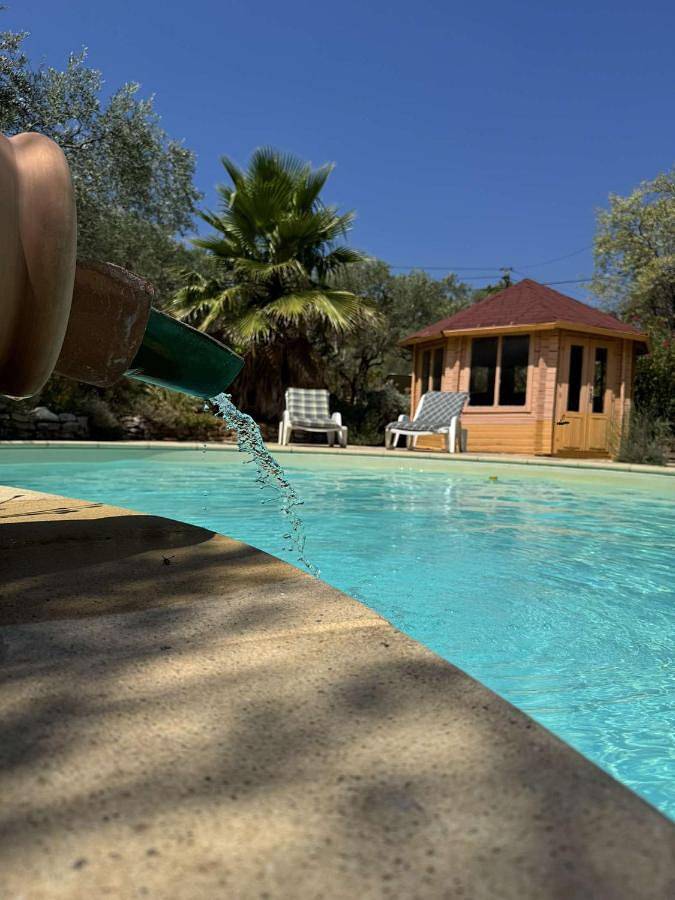 Location de vacances pour 2 personnes, avec vue ainsi que piscine et jardin à Salernes - 4