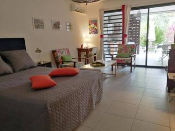 Gîte pour 2 personnes, avec vue ainsi que piscine et jardin dans Plage de Montabo