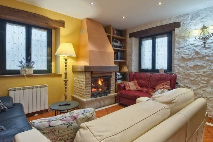 Casa Rural 'La Majada De Peñacorada Ii' with Mountain Views, Pool & Wi-Fi in Cistierna, Kantabriska Bergen