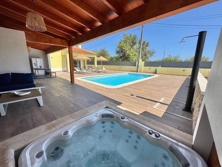 Casa rural para 6 personas, con jacuzzi además de balcón y piscina en Paderne
