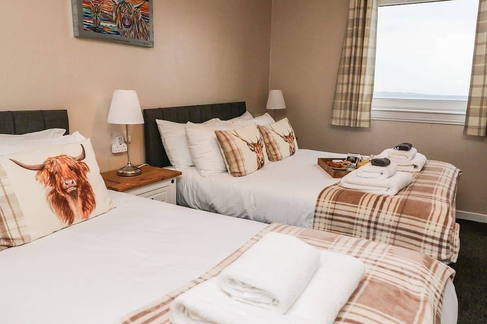 Argyle House, pet friendly, with hot tub in Rothesay, Isle Of Bute in Rothesay, Argyll & Bute