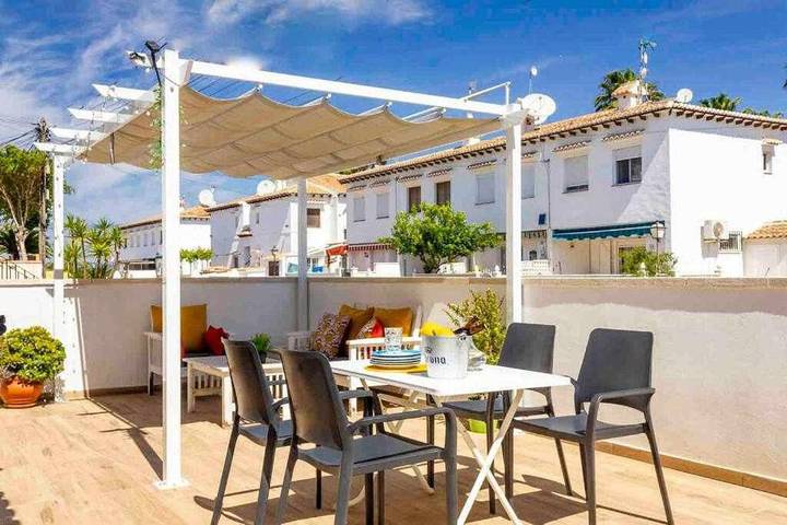 Bungalow para 4 personas, con jardín y piscina en Torrevieja