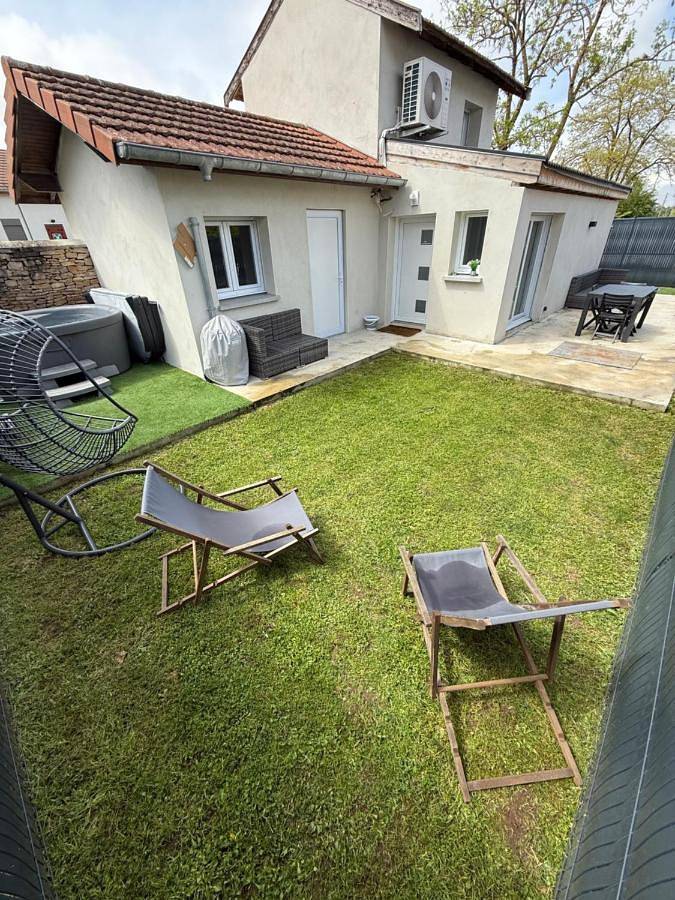 Location de vacances pour 6 personnes, avec jacuzzi et jardin, animaux acceptés à Crémieu