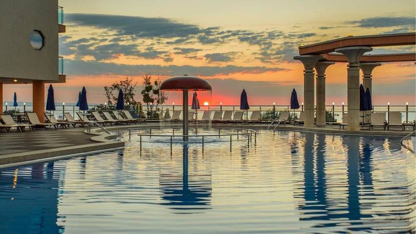 Hôtel pour 3 personnes, avec sauna et jacuzzi ainsi que terrasse et piscine