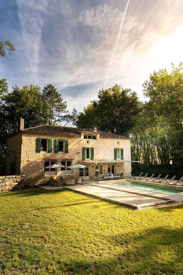 Location de vacances pour 18 personnes, avec Jacuzzi et Terrasse ainsi que Jardin et Piscine à Saint-Vincent-de-Lamontjoie