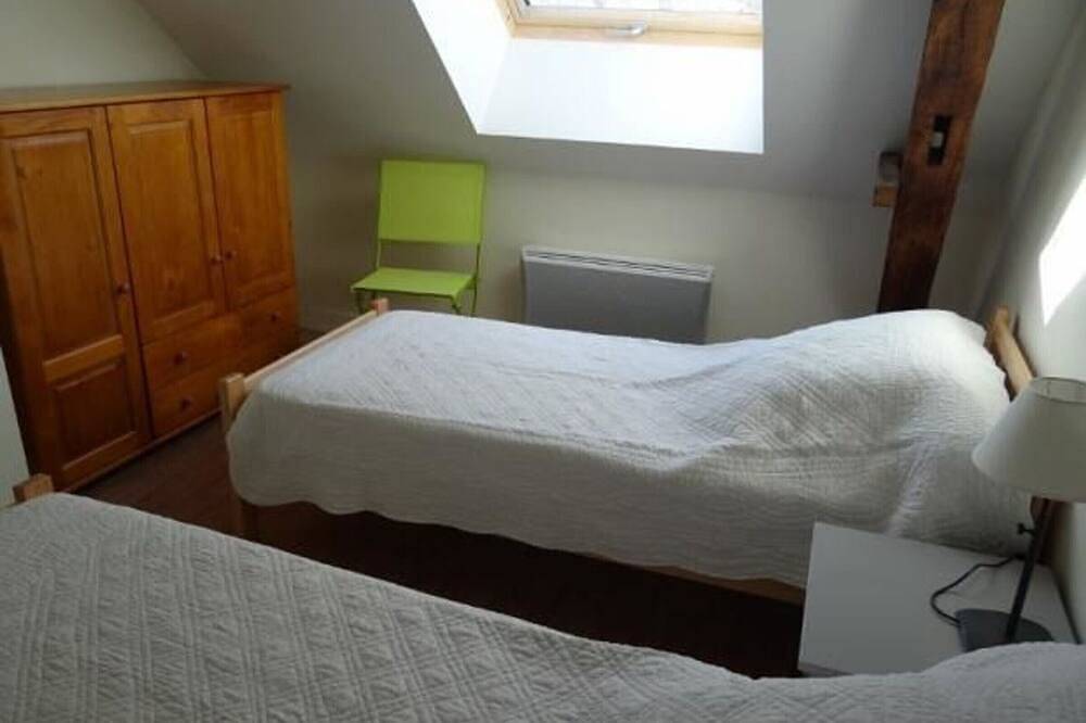 Gîte rénové en pleine campagne près du Mans : 5 chambres, terrasse, barbecue, accès Paris facile in La Bazoge, Sarthe